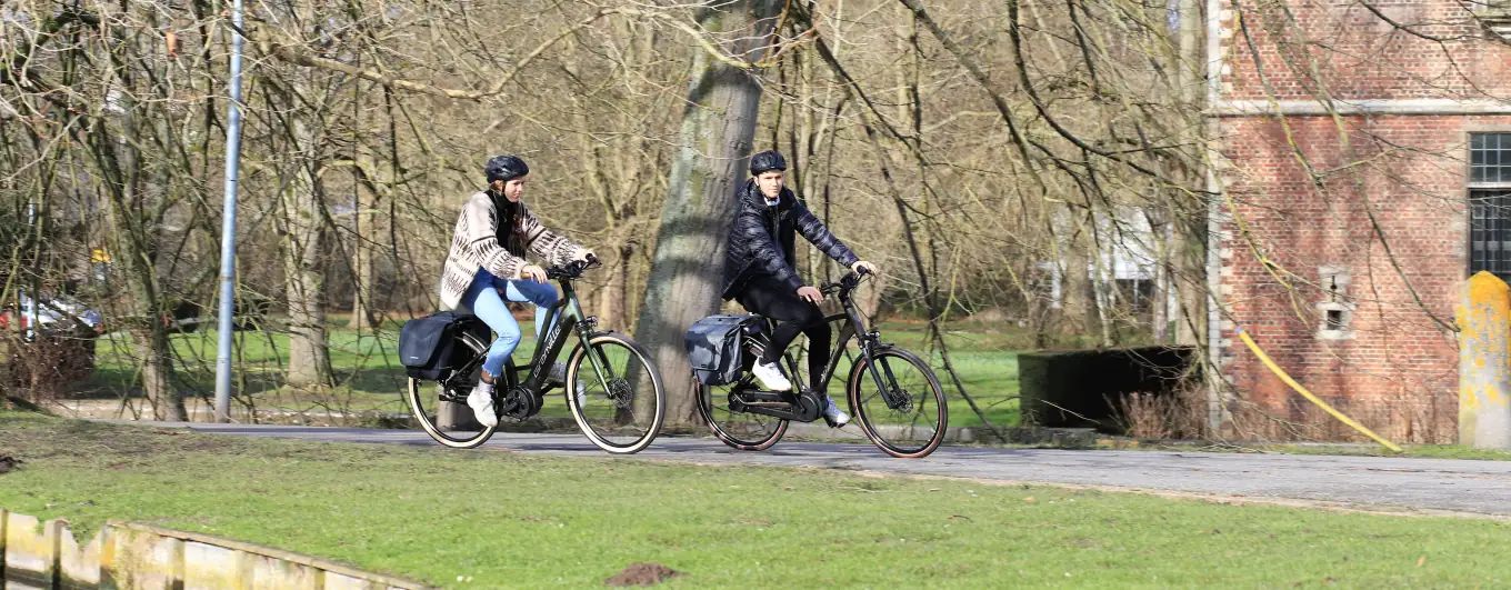 E-Bike Herbstfoto Zwei E-Bike-Fahrer die den Herbst geniesen