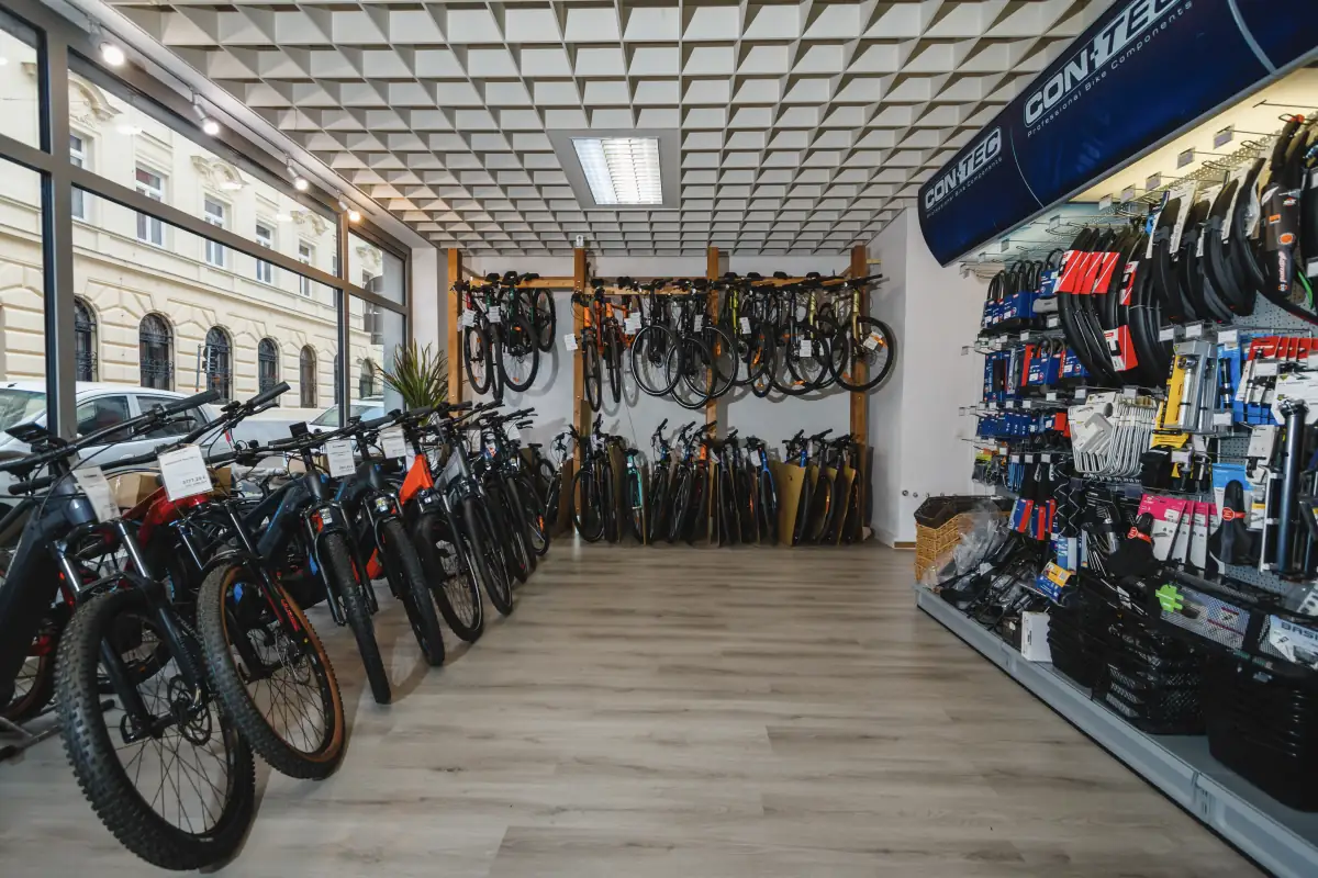 Eingang Geschäftslokal Bild mit Fahrräder und Zubehör im Geschäft