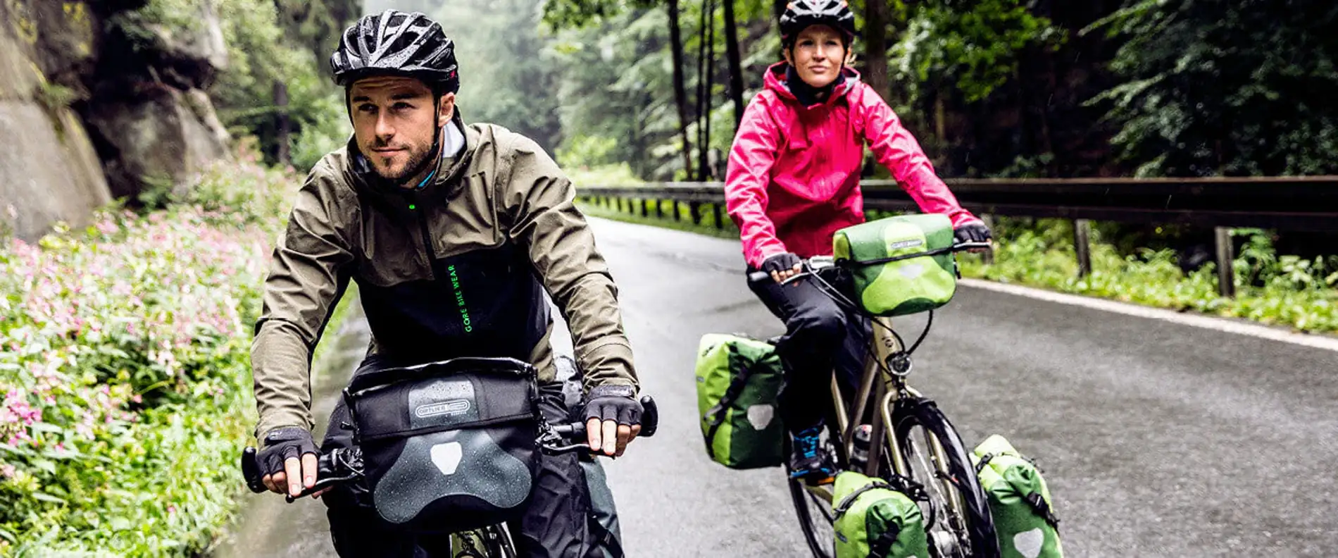 Ortielb Banner mit Taschen für Backpacking Banner mit zwei Radler und Ortlieb Gepäck