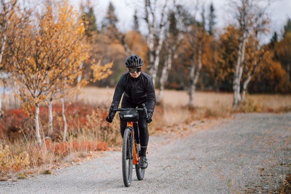 Damen Gravel Bike Dame auf einem Gravelbike
