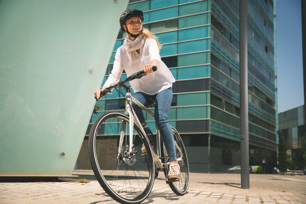 Damen Crossbike Eine Dame mit einem Crossbike