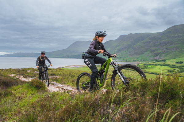 Damen Mountainbike Dame mit einem Mountainbike