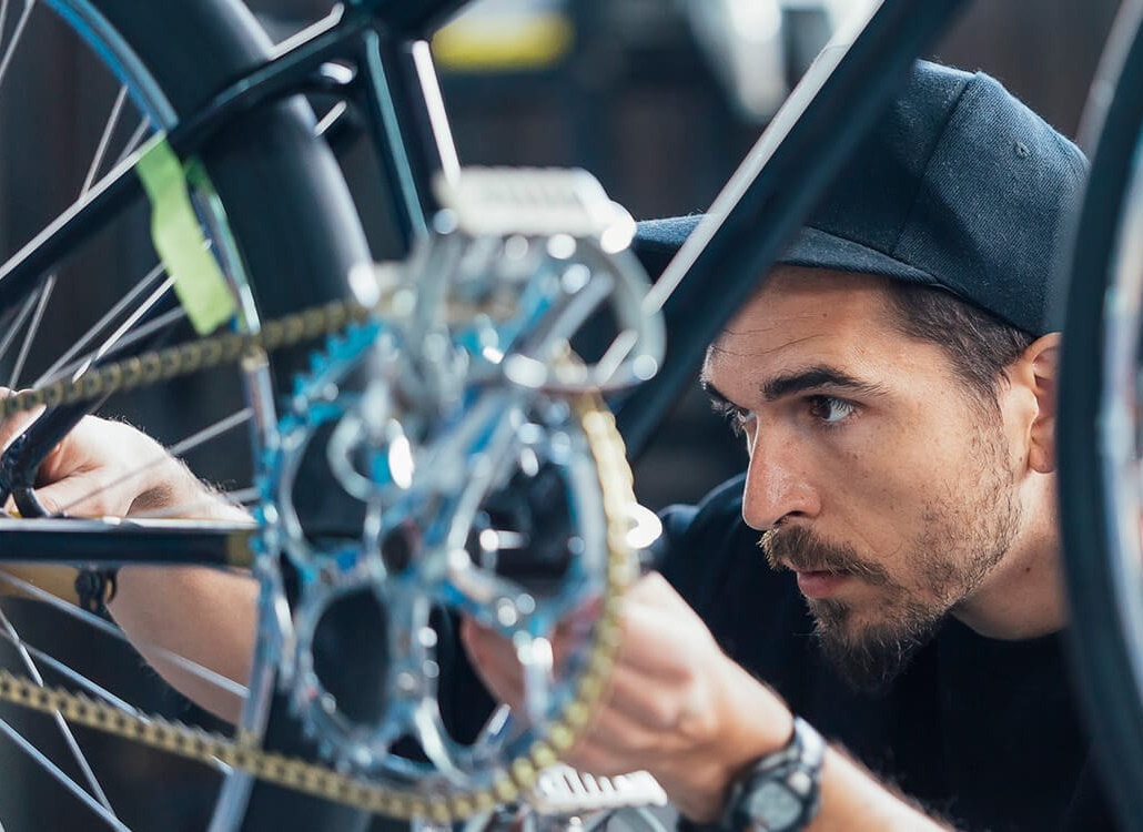 Werkstatt Banner Mechaniker repariert ein Fahrrad